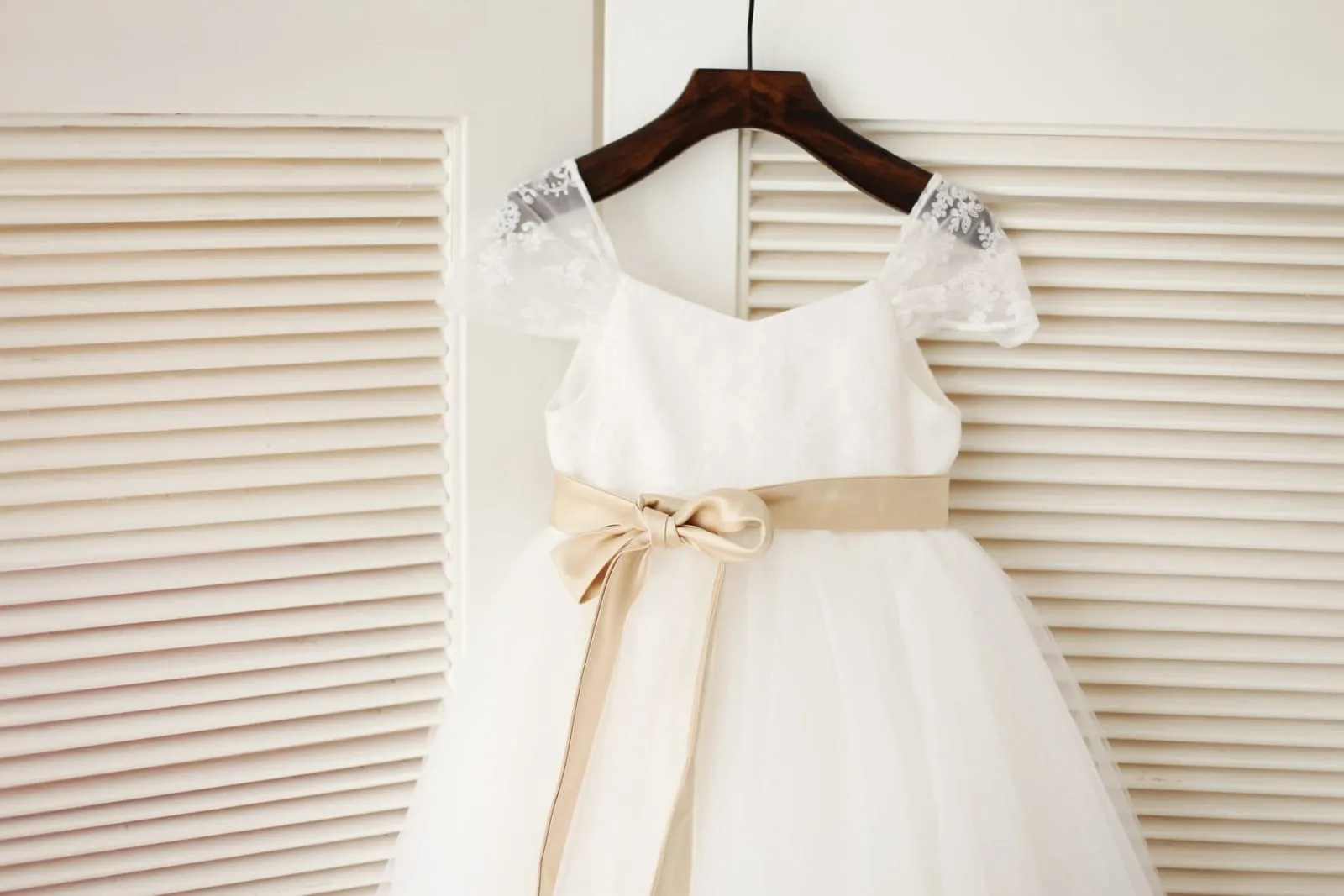 Cap Sleeves Ivory Lace Tulle Flower Girl Dress with Sash