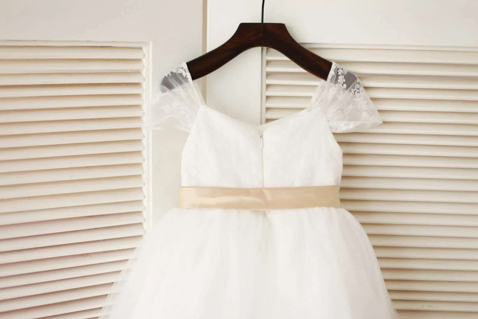 Cap Sleeves Ivory Lace Tulle Flower Girl Dress with Sash